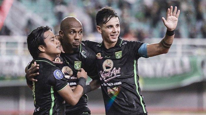 Pemain Persebaya Surabaya, Bruno Moreira (Kanan) saat merayakan gol bersama Paulo Henrique (tengah) dan Andre Oktaviansyah (kiri)