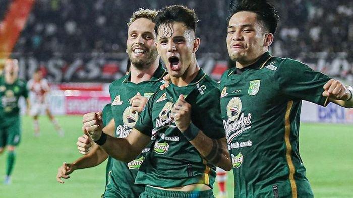 Bruno Moreira, Wildan Ramdhani dan Ze Valente merayakan gol di laga Persis Solo vs Persebaya Surabaya di Stadion Manahan, Solo, Sabtu (1/7/2023)