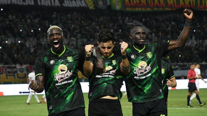 Bruno Moreira (tengah) bersama Gilson Costa (kiri) dan Flavio Silva (kanan) saat merayakan gol di laga Persebaya Surabaya vs Persik Kediri di Stadion Gelora Bung Tomo, Surabaya pada Minggu (4/8)