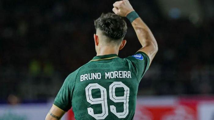 Bruno Moreira merayakan gol yang diciptakan di laga Persis Solo vs Persebaya Surabaya di Stadion Manahan, Solo, Sabtu (1/7/2023)