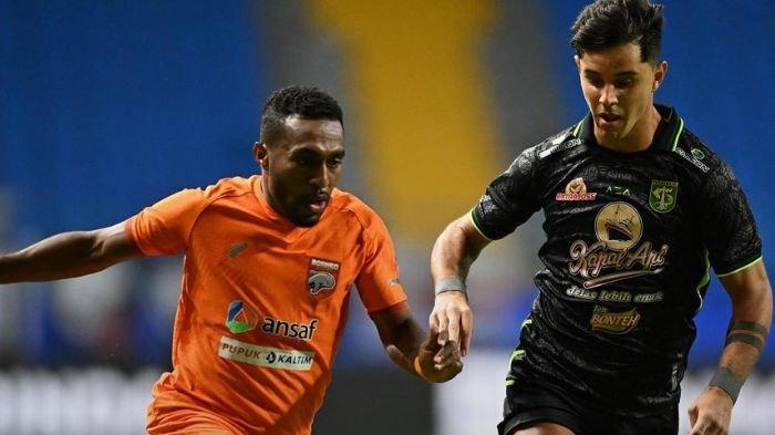 Bruno Moreira (kanan) saat berebut bola di laga Borneo FC vs Persebaya Surabaya di Stadion Batakan, Balikpapan, Kamis (7/3)