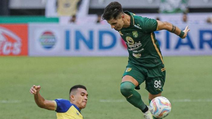 Bruno Moreira saat melewati hadangan Gustavo Tocantins di laga Persebaya vs Barito Putera di Stadion Gelora Bung Tomo, Surabaya, Sabtu (8/7/2023)