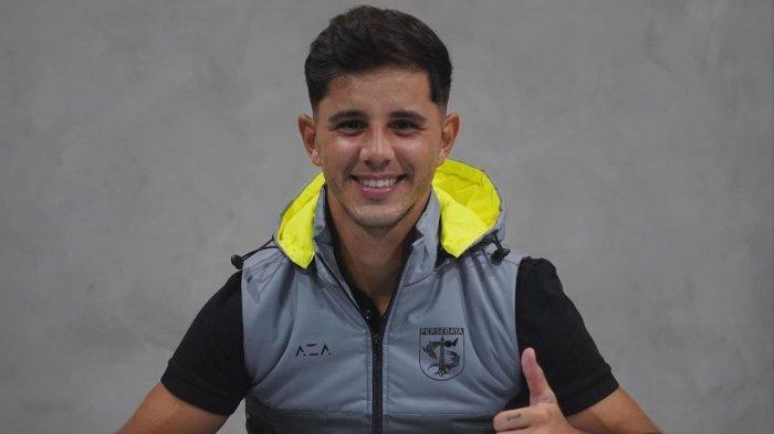 Bruno Moreira saat menandatangani perpanjangan kontrak bersama Persebaya Surabaya
