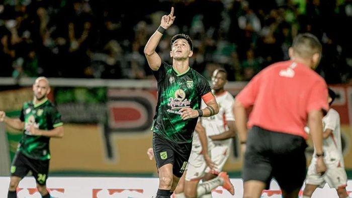 Bruno Moreira saat merayakan gol di laga uji coba Persebaya Surabaya vs Persik Kediri di Stadion Gelora Bung Tomo, Surabaya Minggu (4/8)