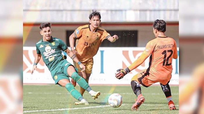 Pemain Persebaya, Bruno Moriera melepaskan tendangan ke gawang Bhayangkara FC di Stadion Patriot Chandra Bhaga, Bekasi, Selasa (8/8/2023).