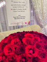 Bunga Mawar Merah dari Ferdy Sambo dan Putri Candrawathi untuk Trisha
