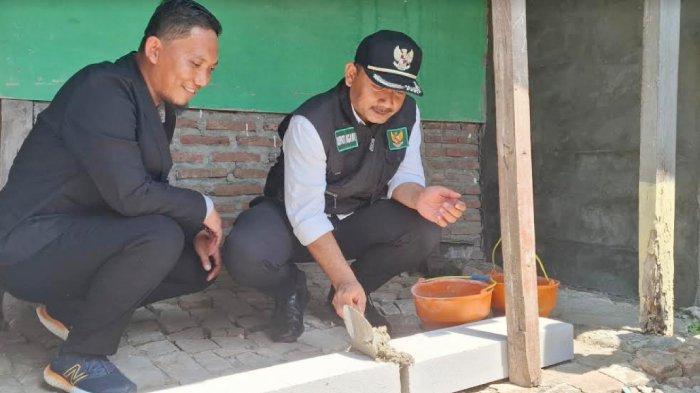 Bupati Ngawi Ony Anwar Harsono (kanan) dan Direktur Utama Developer Perumahan Pusaka Land Bedit Nana Sambodo (kiri) memberikan bantuan bedah rumah di Desa Klitik, Kecamatan Geneng, Kabupaten Ngawi, Kamis (22/8/2024).