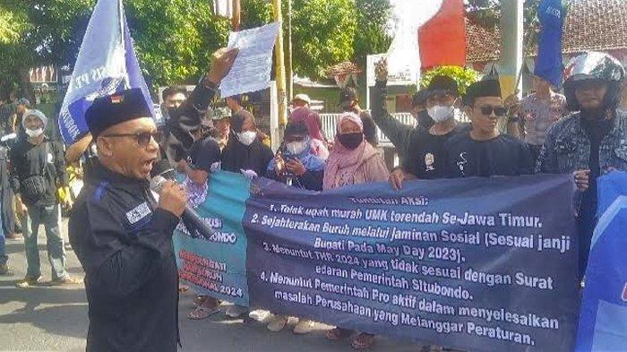 Buruh di Situbondo saat berunjuk rasa di Hari Buruh 2024.