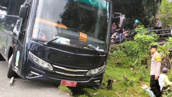 Bus milik Pemprov Jatim dievakuasi dengan alat derek di jalan pemakaman umum Dusun Talun, Desa Pelem, Kecamatan Pare, Kabupaten Kediri, Minggu (26/2/2023).