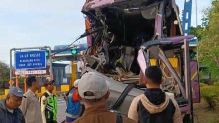 Bus rombongan SMKN Ngasem ringsek usai kecelakaan di jalan tol GemPas, Sabtu (2/12/2023) dini hari.