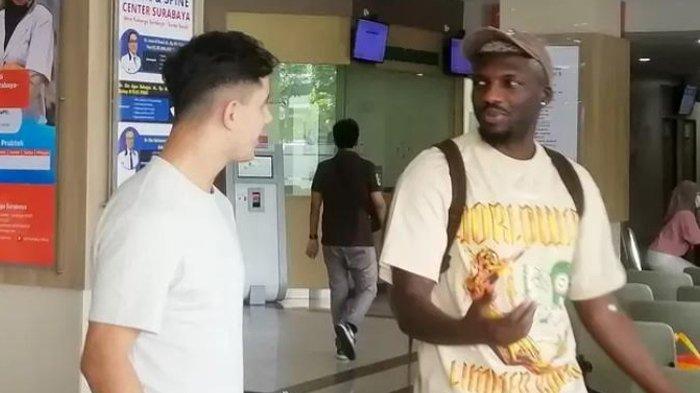 Calon pemain asing baru Persebaya Surabaya, Gilson Costa, berbincang bersama Bruno Moreira di sela-sela melakukan tes medis di salah satu Rumah Sakit (RS) kawasan Surabaya Barat.