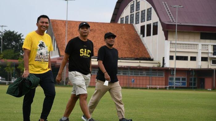 Ceo Persebaya Surabaya, Azrul Ananda (paling kiri) saat menghadiri sesi latihan Persebaya usai Derbi Jatim