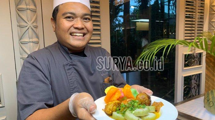 Chef Rikki saat memperlihatkan hidangan lontong sayur labu siam