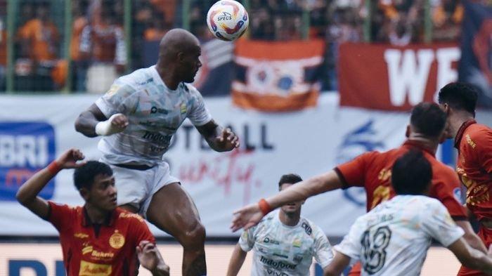 DUEL - David Da Silva menangi perebutan bola di laga Persija Jakarta vs Persib Bandung dalam lanjutan pekan ke-23 Liga 1 2024/2025 di Stadion Patriot, Bekasi pada Minggu (16/2)