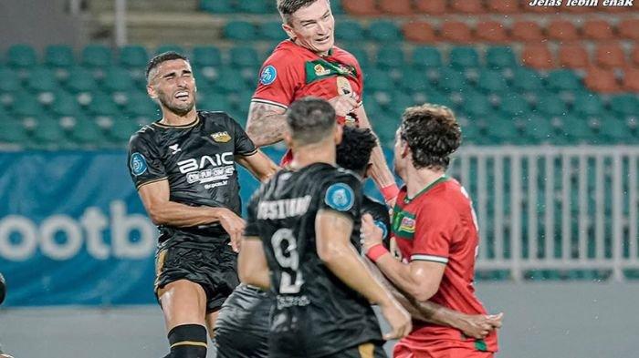 DUEL UDARA - Bek Persebaya Surabaya Slavko Damjanovic berebut bola dengan pemain Dewa United di Stadion Pakansari, Bogor, Jumat (21/2)