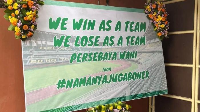 DUKUNGAN BONEK - Salah satu dari puluhan karangan bunga yang dikirimkan oleh Bonek di Mess Persebaya Surabaya. Karangan bunga ini dikirimkan untuk menyemangati tim yang sedang diterpa 5 pertandingan tanpa kemenangan di Liga 1.