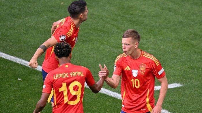 Dani Olmo (kanan) merayakan golnya dengan pemberi assist, Lamine Yamal, saat Timnas Spanyol menghadapi Jerman pada perempat final Euro 2024. Spanyol akan menantang Inggris di laga final Euro 2024