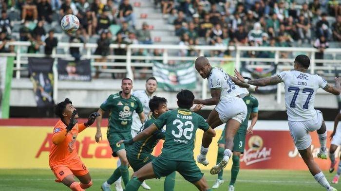 David Da Silva saat mencetak gol kemenangan Persib Bandung atas Persebaya Surabaya