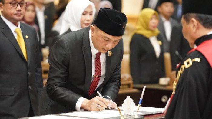 Erin Ramadayanti Serahkan Buku Sepotong Hati kepada Wakil Ketua DPRD Jatim Deni Wicaksono