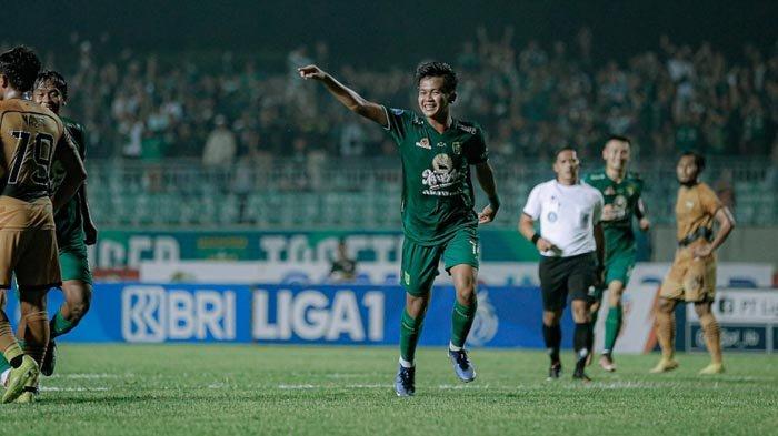 Denny Agus melakukan selebrasi usai mencetak gol ke gawang Dewa United saat laga pekan terakhir Liga 1 2022 di Stadion Gelora Joko Samudro, Gresik, Jumat (15/4/2023) malam ini.