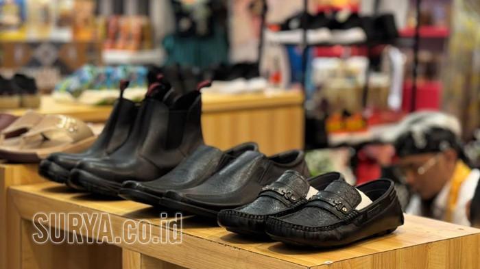 UMKM - Deretan produk alas kaki dari UMKM Mojokerto mengisi pameran KUKM Expo 2025 di Royal Plaza Surabaya Jawa Timur. Kota Mojokerto didapuk sebagai City of Charm dalam gelaran KUKM Expo Jawa Timur 2025 yang digelar di Royal Plaza Surabaya, mulai 31 Juli hingga 3 Agustus 2025.