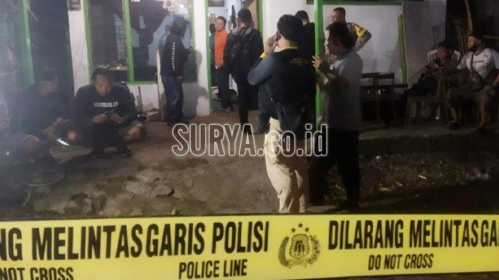 Rumah korban warga Dusun Panasan Desa Teken Glagahan Kecamatan Loceret Kabupaten Nganjuk, diduga dibunuh rekannya dipasangi garis polisi.