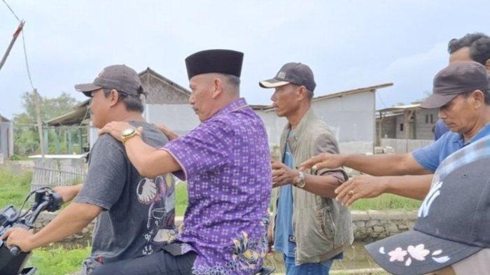 KADES KOHOD MENGHILANG - Kepala Desa Kohod, Arsin, menghindari wawancara wartawan usai debat dengan Menteri ATR Nusron Wahid, Jumat (24/1/2025). Setelah kejadian tersebut, keberadaan Kades Kohod kini jadi pertanyaan publik.