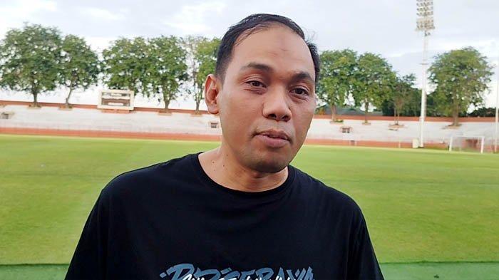 PELATIH BARU - Direktur Operasional Persebaya, Candra Wahyudi saat di Stadion Gelora 10 Nopember, Surabaya, Senin (26/5/2025).Isu beredar, pelatih baru Persebaya nantinya juga merupakan pelatih asing yang akan datang tidak sendirian, akan datang bersama kabinetnya.