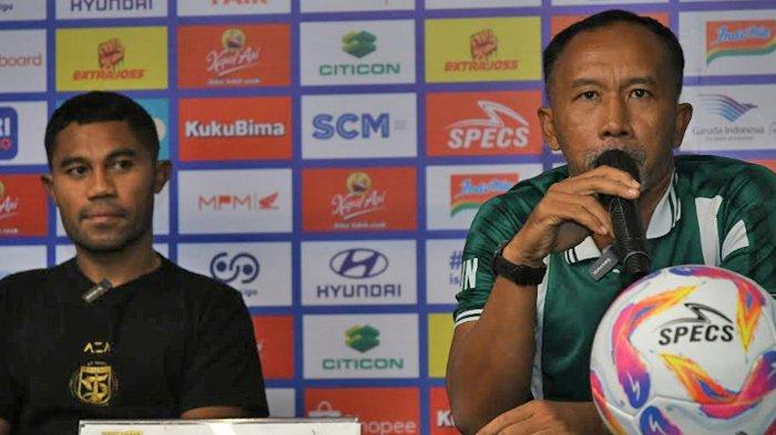 Direktur Teknik Persebaya Surabaya, Uston Nawawi, pada Pre Match Press Conference (PMPC) Persebaya jelang lawan arema, Jumat (6/12/2024). Pada laga Liga 1 musim 2024/2025 Matchday ke-13 Persebaya vs Arema yang dijadwalkan di Stadion Gelora Bung Tomo (GBT) Surabaya pada Sabtu (7/12/2024) sore ini Uston Nawawi menggantikan pelatih kepala Persebaya Paul C Munster akibat terkena akumulasi kartu kuning.