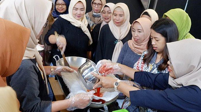 Pelaku UKM mengikuti proses pelatihan mengolah rempah wedang uwuh dan jahe dijadikan bahan minuman kristal atau instan yang digelar oleh Diskop UKM Jatim di The Southern Hotel Surabaya, Kamis (27/6/2024).