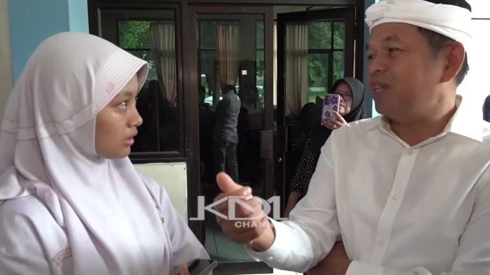 DUGAAN PUNGLI - Hanifah, siswi SMAN 7 Cirebon mengadu soal pungutan liar di sekolahnya kepada Gubernur Jawa Barat terpilih, Dedi Mulyadi