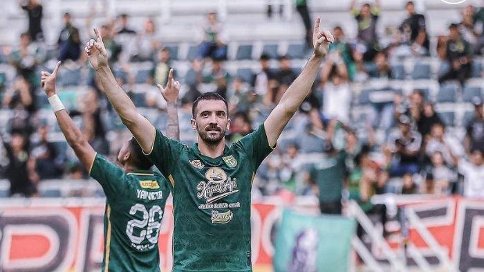 Dusan Stevanovic saat merayakan kemenangan Persebaya Surabaya atas PSS Sleman di Stadion Gelora Bung Tomo, Surabaya.