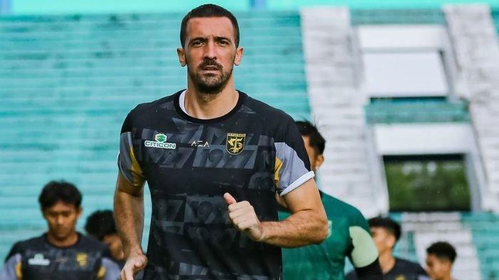Bek asing Persebaya Surabaya, Dusan Stevanovis saat melakukan official training bersama jelang lawan Rans Nusnatara FC di Stadion Maguwoharjo, Sleman