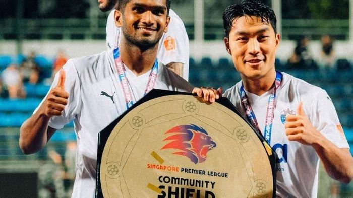 Eks Persebaya Surabaya, Song Ui-Young (kanan) memamerkan juara Singapore Community Shield