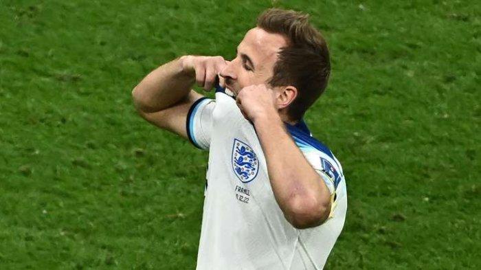 Ekspresi Harry Kane gagal mengeksekusi penalti di laga Inggris vs Prancis di babak perempat final Piala Dunia 2022, Minggu (11/12)