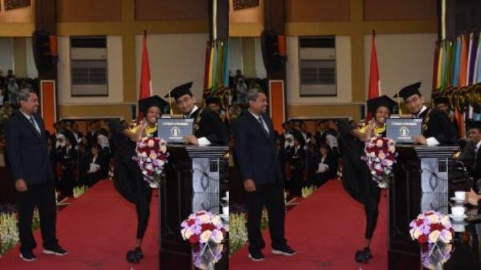 Elo, lulusan UB tanpa 2 tangan sedang foto bareng rektor