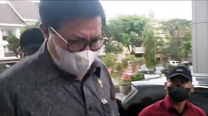 Erintuah Damanik saat tiba di kantor Kejati Jatim, Rabu (23/10/2024).