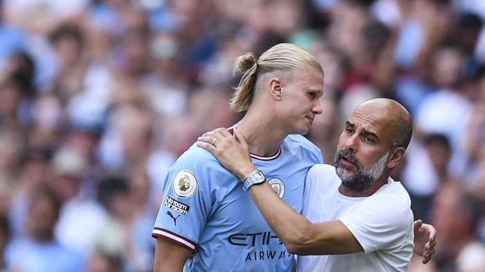 Manajer Manchester City, Pep Guardiola, memberikan ucapan selamat kepada Erling Haaland 