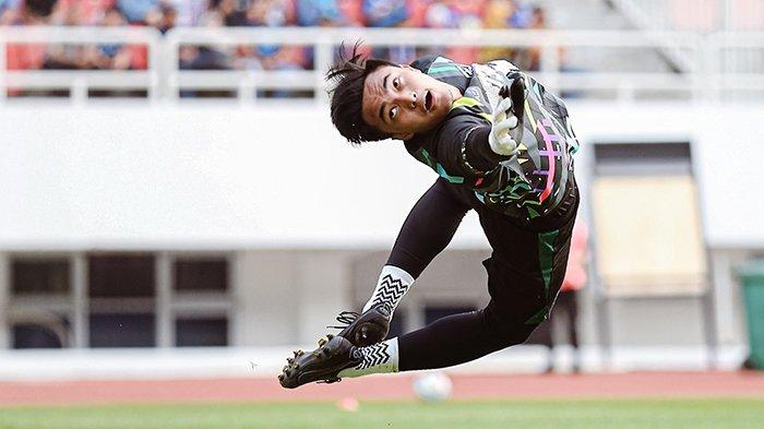 Ernando Ari Sutaryadi dipastikan segera meninggalkan Persebaya Surabaya. Kiper Bajul Ijo itu mendaat panggilan Timnas Indonesia U-23 proyeksi Piala AFF U-23 2023