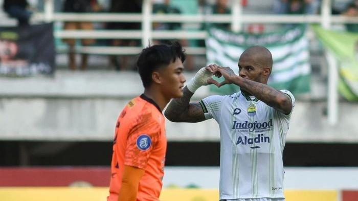 Ernando Ari (kiri) di laga Persebaya vs Persib Bandung. Kiper berusia 21 tahun itu harus kebobolan tiga gol di Stadion Gelora Bung Tomo, Surabaya.