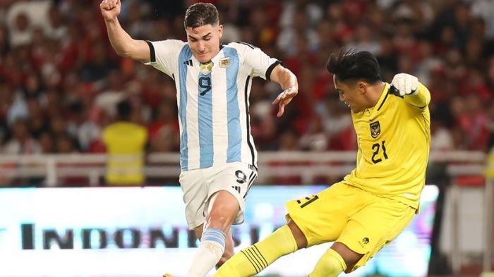 Kiper Persebaya Surabaya, Ernando Ari saat beraksi di laga Timnas Indonesia vs Argentina