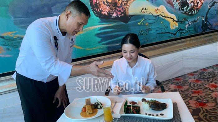 Executive Chef Hotel Ciputra World Surabaya Chef Dale mengkreasikan menu western dengan bumbu khas Manado dan olahan daun semanggi yang populer di Surabaya