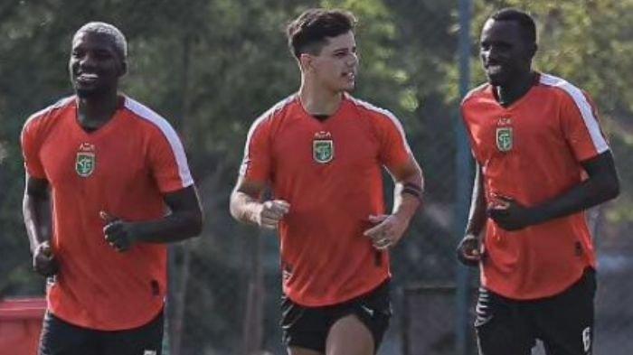 Flavio Silva, Gilson Costa dan Bruno Moreira. Tiga pemain asing Persebaya Surabaya yang sudah gabung latihan. Komposisi pemain asing Bajul Ijo bakal segera komplit untuk menyongsong kompetisi Liga 1 2024/2025