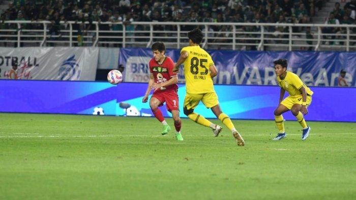 Flavio Silva Menggiring Bola Saat Melawan Barito Putera