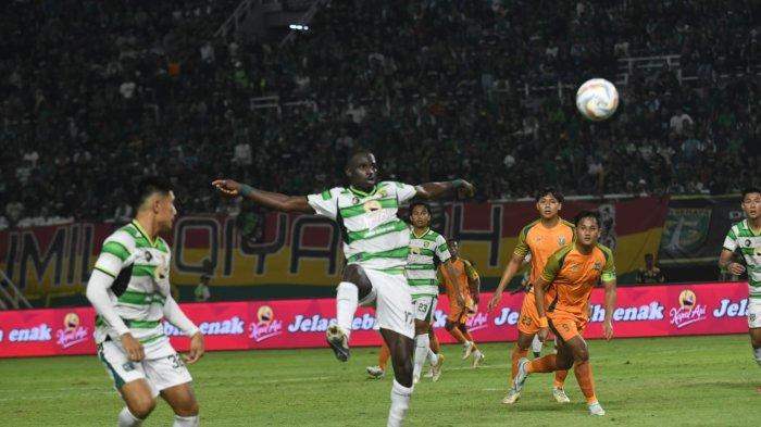 Flavio Silva hendak menerima bola di laga Anniversary Game ke-97 di Stadion Gelora Bung Tomo, Surabaya, Sabtu (29/6)
