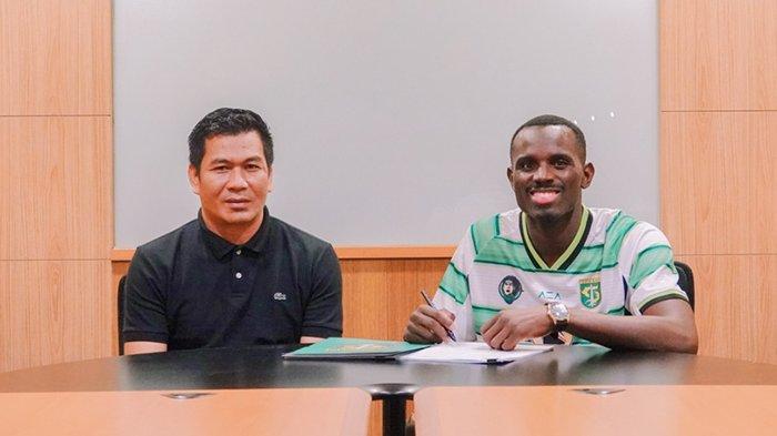 Flavio Silva (kanan) sudah resmi menjadi pemain Persebaya untuk Liga 1 2024/2025. Striker asal Portugal itu pun mengunggkap alasan menerima pinangan Bajul Ijo.