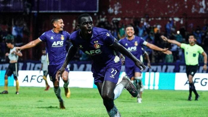 Flavio Silva merayakan golnya bersama Persik Kediri di Liga 1 2023/2024
