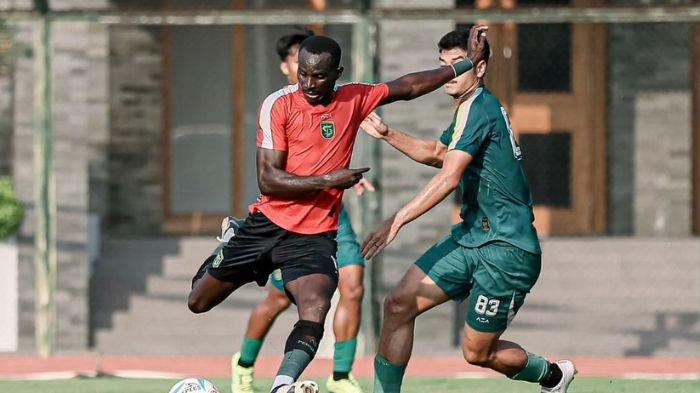 Pemain Persebaya Surabaya, Flavio Silva saat laga uji coba internal