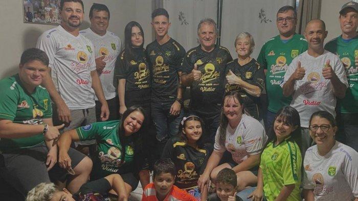 Foto bersama Bruno Moreira dan keluarga besar