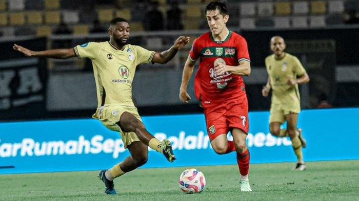 Francisco Rivera menguasai bola, melewati hadangan pemain Barito Putera di Stadion GBT (23/8/2024). Laga pekan ketiga Liga 1 2024/2025 ini berakhir 2-1 untuk kemenangan Persebaya.